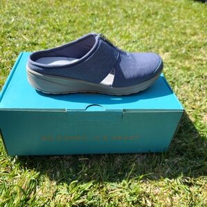 Bzees comfort shoes size 6.5 us size